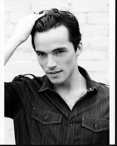 Posterazzi Ian Harding con dedos en el pelo Impresión fotográfica en blanco y negro (8 x 10) - Artículo # MVM04055