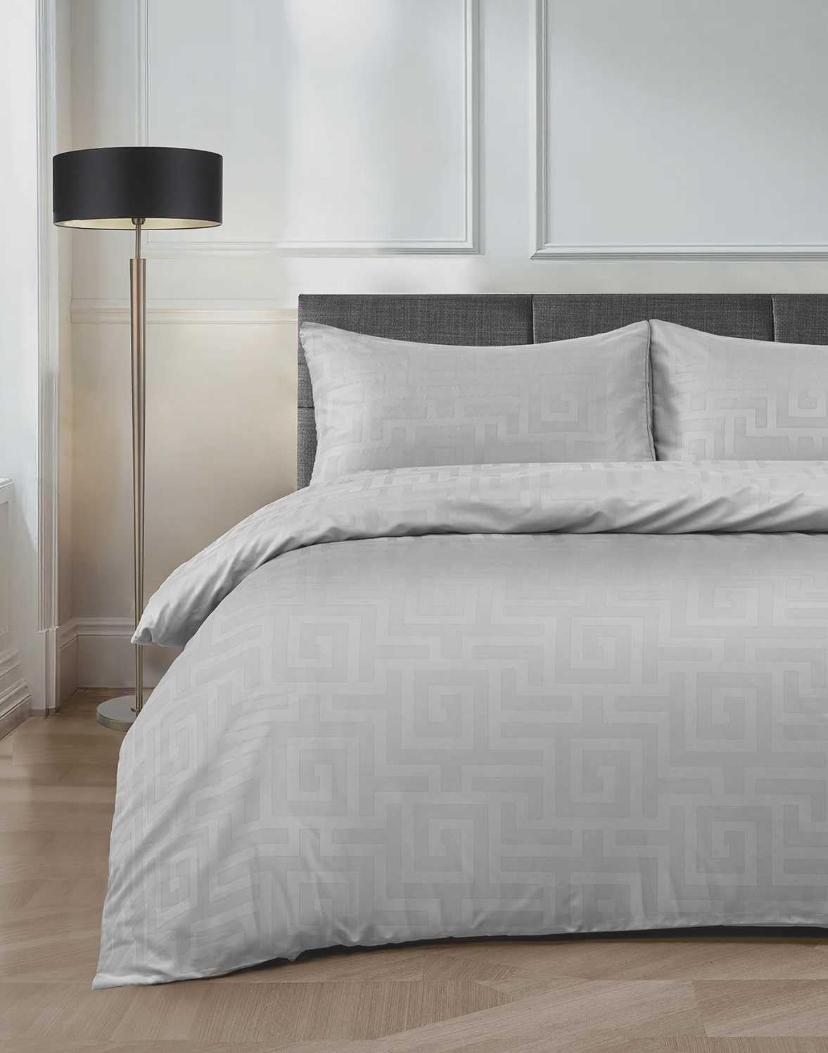 Velosso Sateen Touch Classic Scroll Duvet Cover and Pillowcase Set Soft Feel Hotel Quality Bedding Set Easycare (Silver, Single)