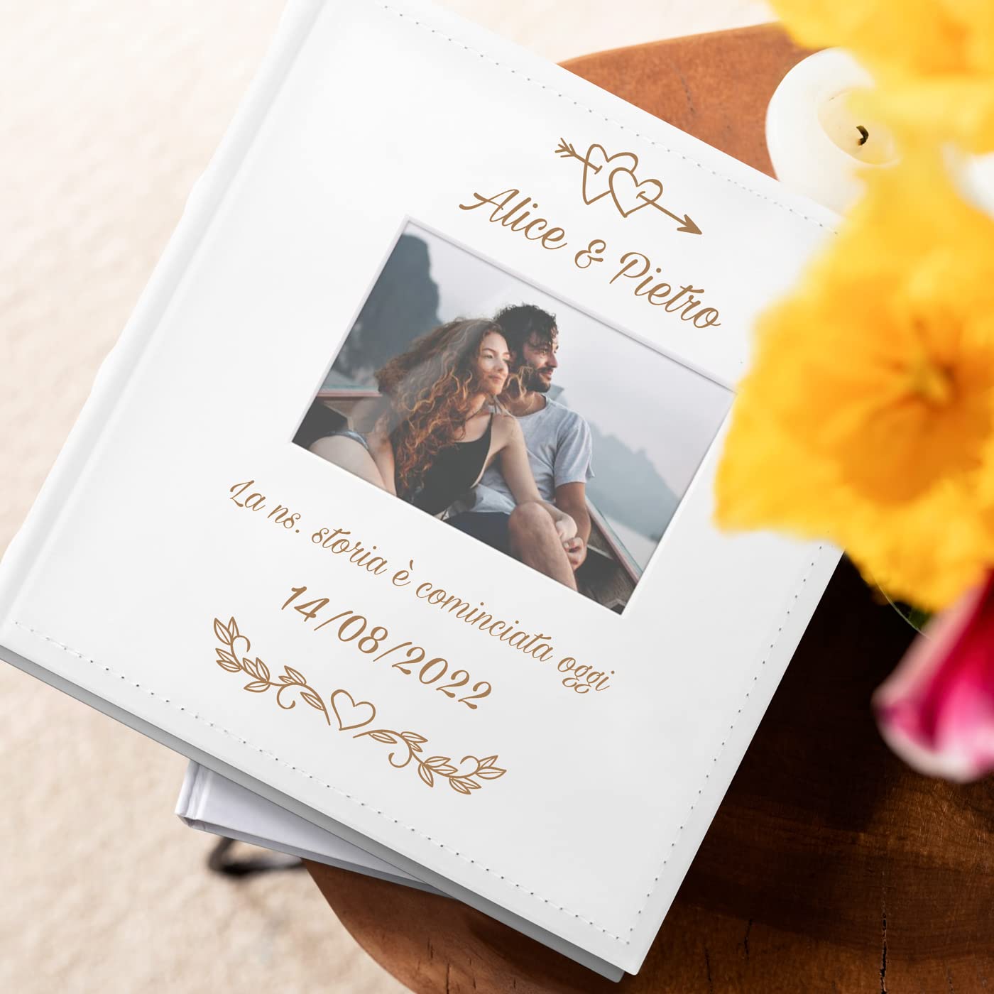 Maverton Album Foto, Copertina in Pelle Sintetica Bianca con Finestra | Personalizzazione con Stampa, 60 pagine nere, 240 foto 10x15 cm, idee regalo neonato, compleanno, Primi 365
