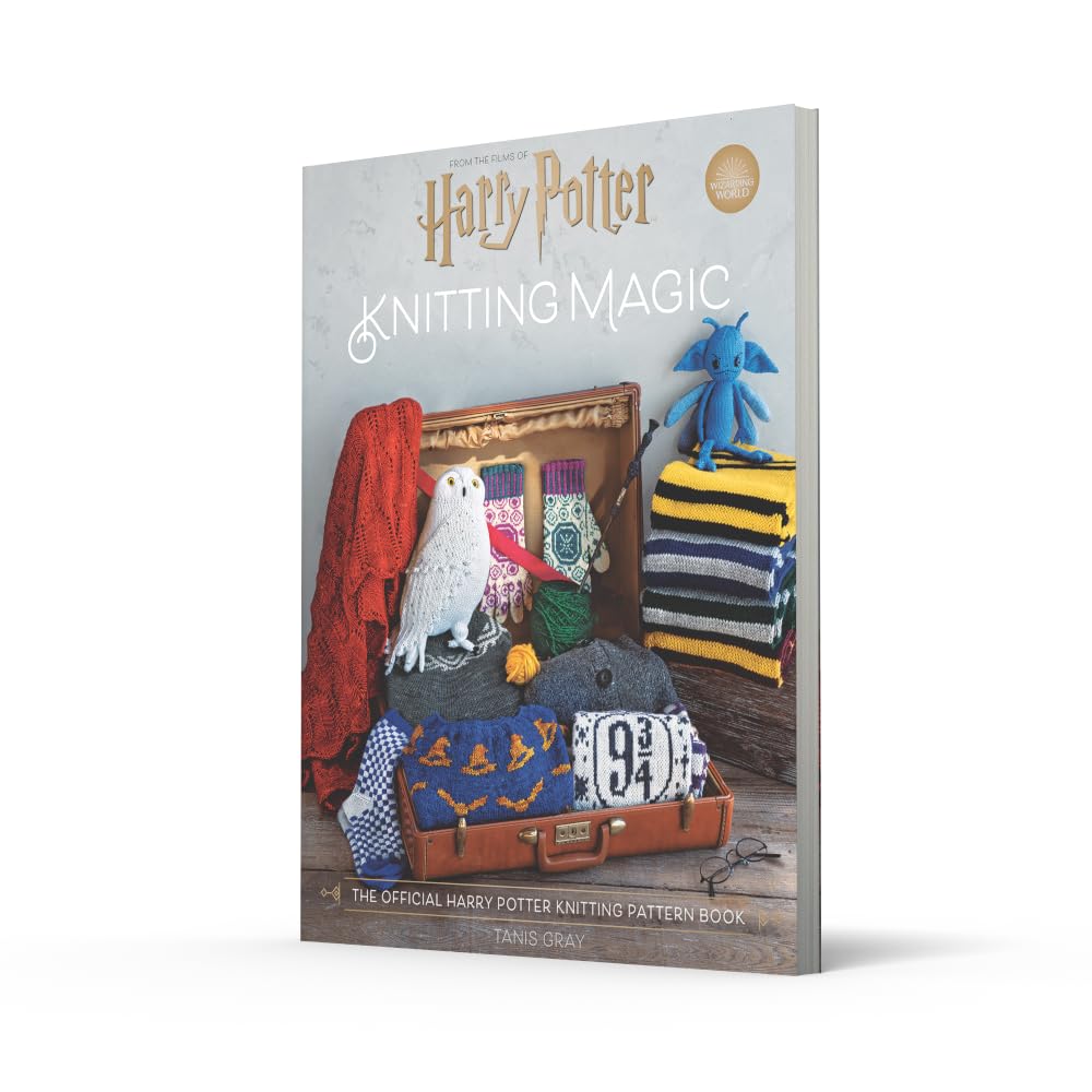 Harry Potter: Knitting Magic: The essential pattern book for knitting iconic Harry Potter clothing and accessories