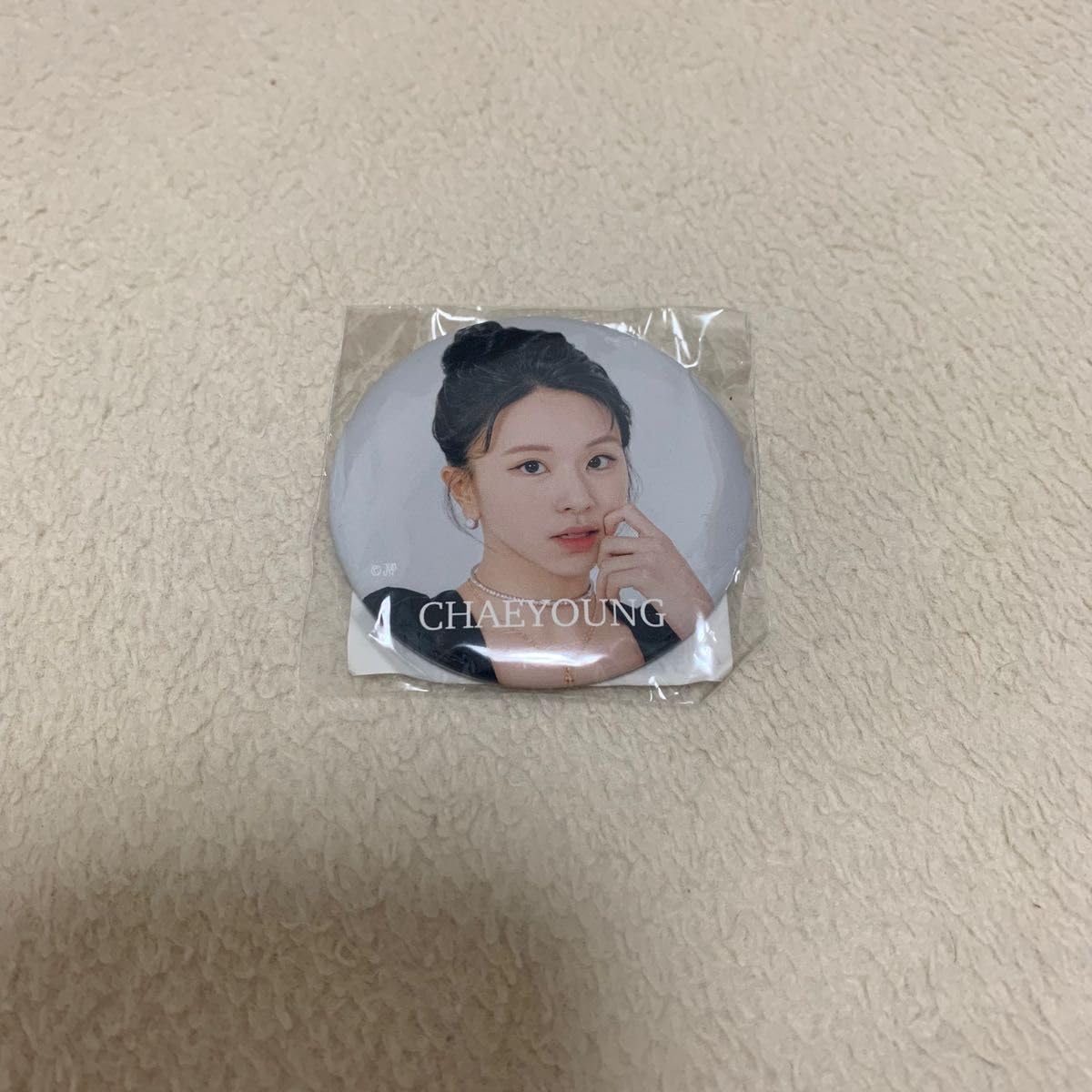 Amazon | TWICE チェヨン 缶バッジ | バッジ | おもちゃ