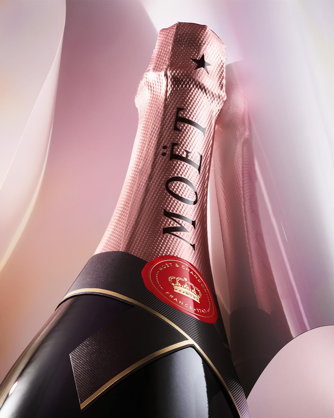 Moët & Chandon Rosé Impérial Champagne 75cl 12,5% étui | Champagne AOC Rosé 12,5%. Notes de fruits rouges, nuances florales et une pointe poivrée. À servir frais.