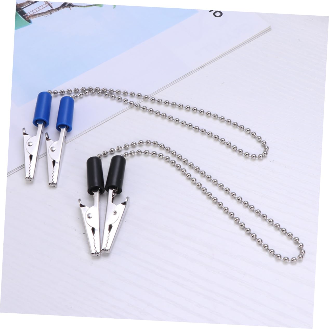 Amosfun 4Pcs Napkin Holder Clips with Metal Chain Random Color Bib Clips for Home Restaurant and Shop Lightweight and Practical Design