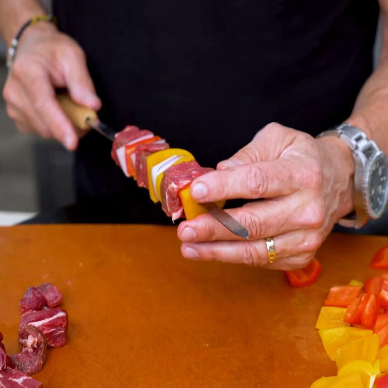 Confezione da 12 spiedini per kebab e barbecue, in acciaio inox, 50 cm, resistenti, grandi, riutilizzabili, con manico in legno antiscivolo, ideali per shish, kebab, pollo, gamberetti e verdure