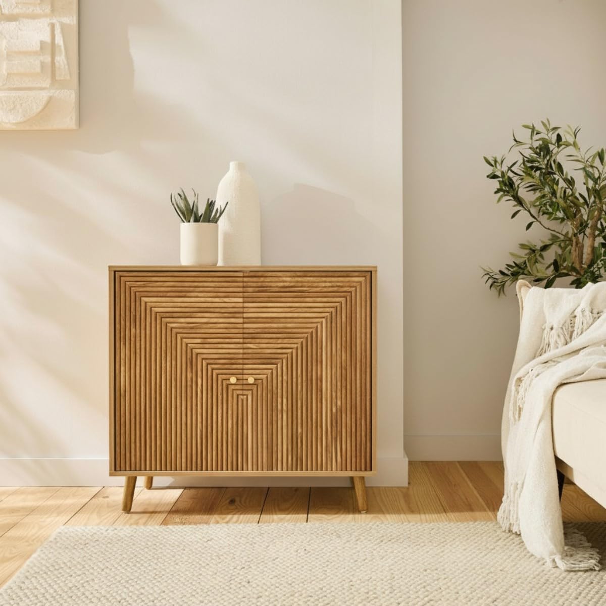 Calicosy Anrichte mit 2 Türen in L-Optik – goldene Knöpfe und Füße aus Holz, Eichendekor – Kollektion Eden – Aufbewahrungsmöbel – Wohnzimmer, Esszimmer – L 80 x T 39 x H 75 cm