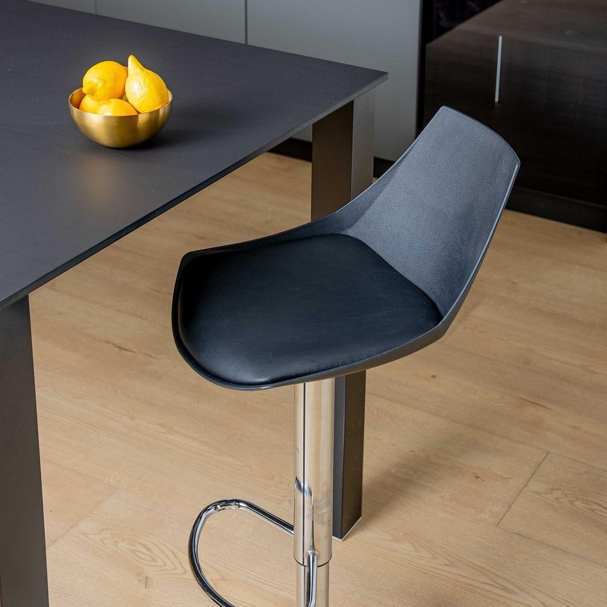 Taburete alto de cocina regulable en altura negro y metal con respaldo alto | Asiento acolchado y tapizado en poliel. Respaldo alto rígido. Altura ajustable de 83 a 104 cm. Resiste hasta 120 kg