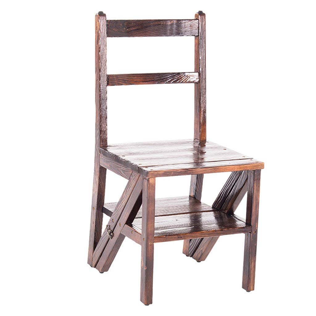 Silla con escalera de mano para evitar caídas al alcanzar zonas altas en la cocina doméstica