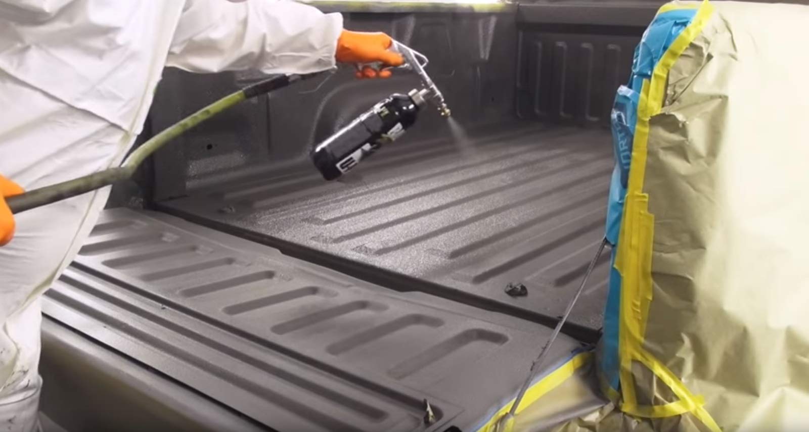 Amazon.co.jp: U-POL RAPTOR LINER 4Lセット + 塗装ガン付（ブラック  