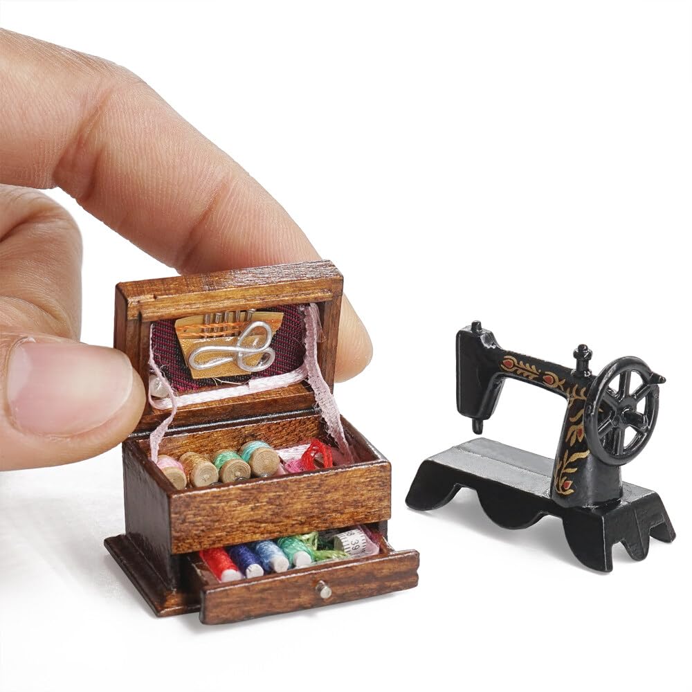 Odoria Kit de couture miniature pour maison de poupée : machine à coudre échelle 1/12 avec tissu et fil pour salle de couture vintage – Mini outil