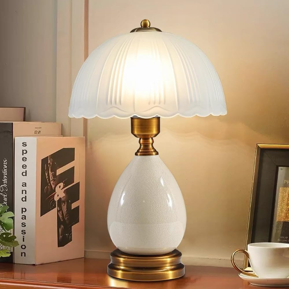 XINYASEE Vintage-Keramik-Tischlampe, weiße Craquelé-Glasur mit Messingfuß, mattierter Glas-Pilzschirm, elegante Nachttischlampe für Schlafzimmer, Wohnzimmer, Büro, Landhausdekor (Weiß)