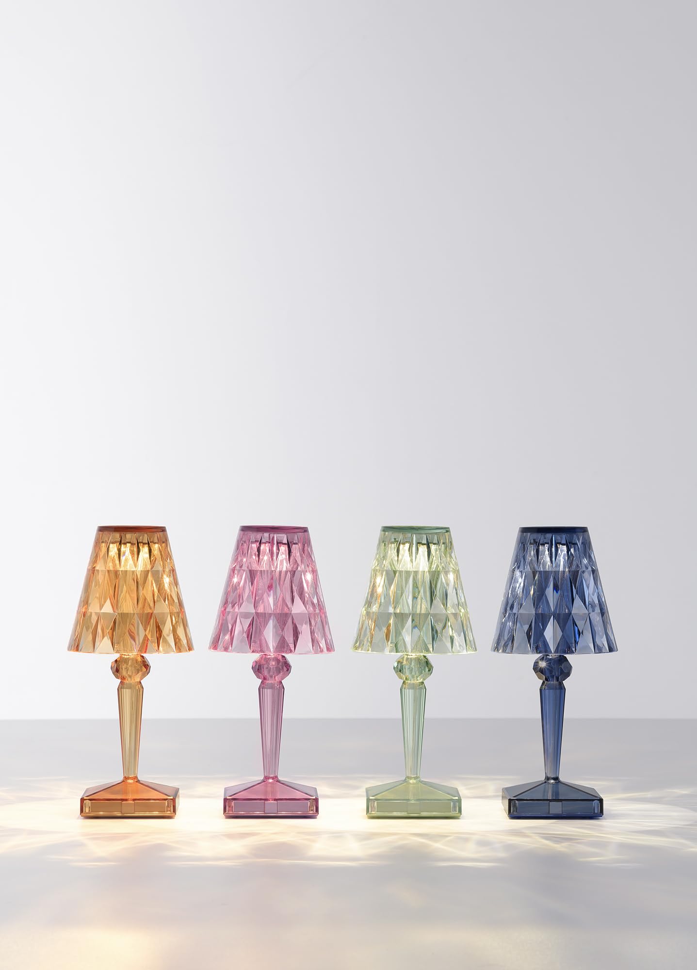 Kartell Battery, lampa stołowa zasilana bateriami, wys. 30 cm, pastelowa pomarańcza