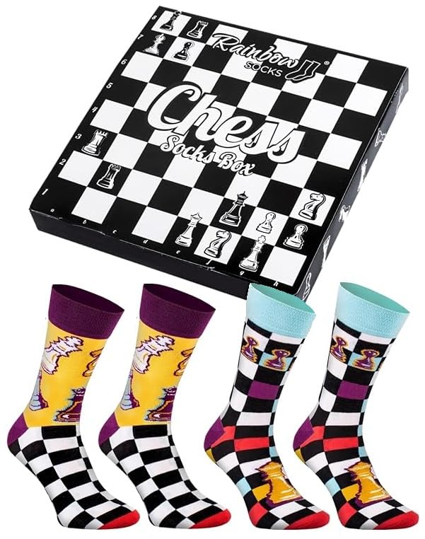 LA STRATEGIA È LA BASE - tutti i giocatori di scacchi lo sanno. Devi essere 2 passi avanti al tuo avversario! Noi di Rainbow Socks riconosciamo l'importanza della strategia. La nostra, è abbastanza semplice: fornire prodotti di migliore qualità. Come facciamo? Cuciamo solo con cotone certificato (con lo standard OEKO-TEX). Le nostre calze sono piacevoli per la pelle, morbide e resistenti! Saranno ideali durante le giornate quotidiane e durante un lungo torneo di scacchi!