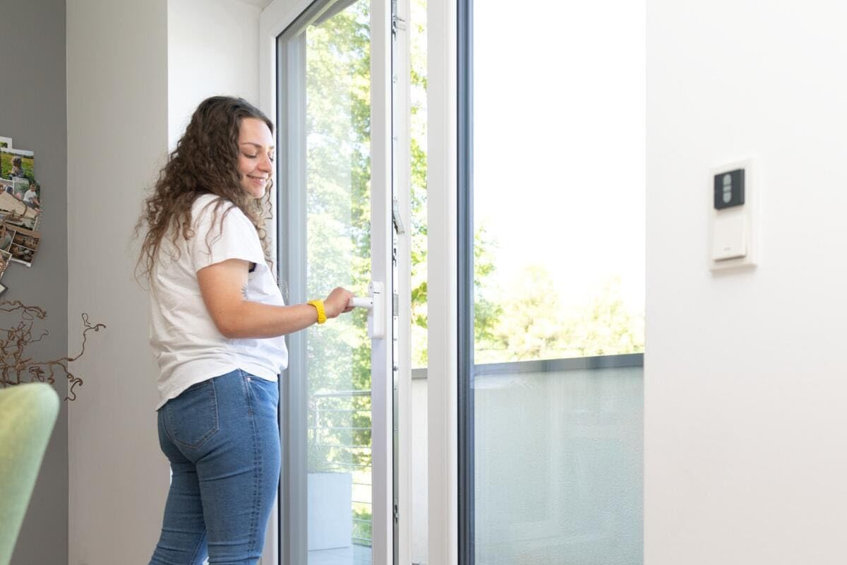 Schellenberg 46512 Fenstergriff mit Alarm, Balkontürgriff, Smart Home Funk-Alarmgriff - für mehr Sicherheit, laute Alarmfunktion, 32-43 mm Vierkantlänge - stufenlos einstellbar, Weiß