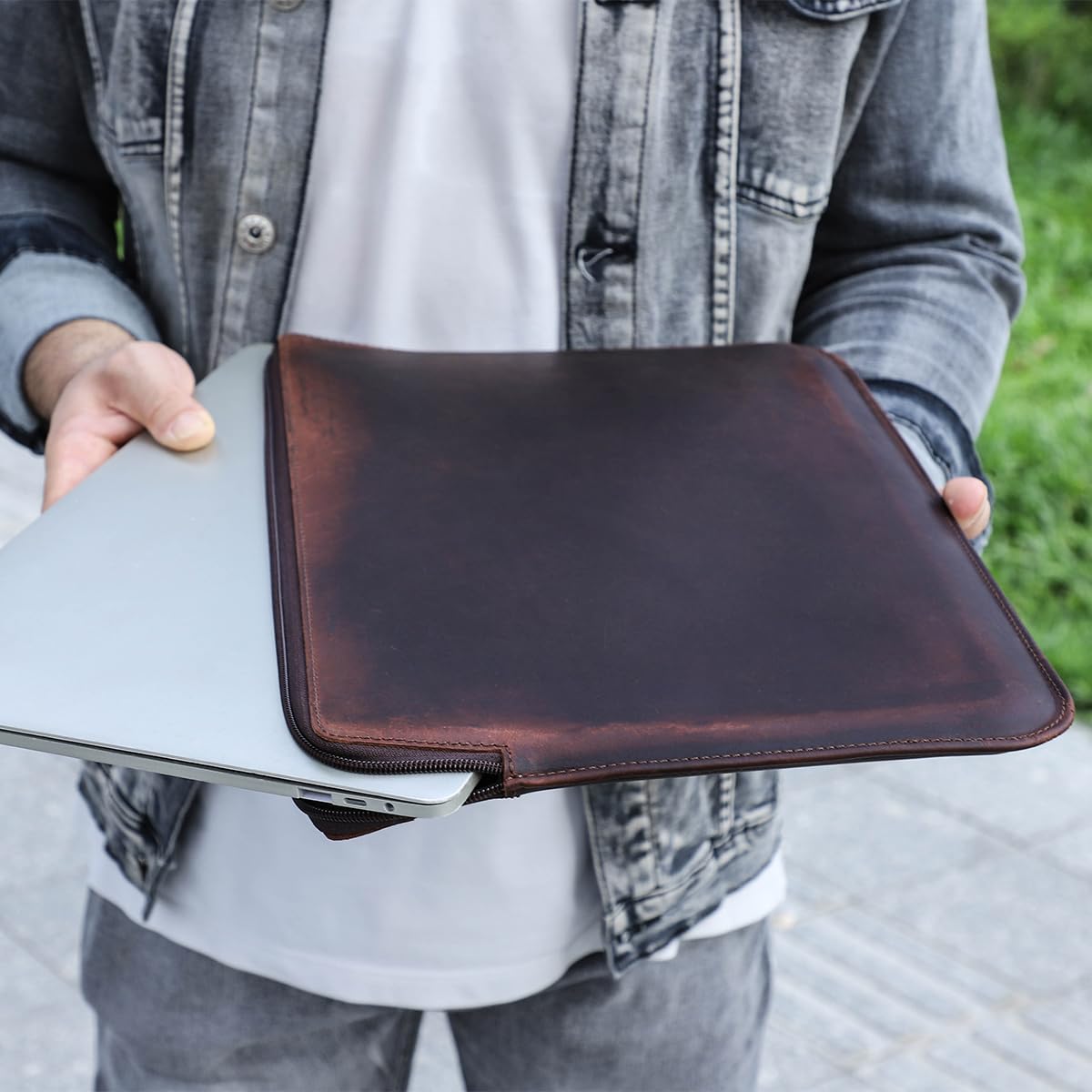 Pasta CONTACTS de Couro Legítimo para Notebook 15.4/16″ com Zíper para Documento ou Celular, Material Premium, Organizador de Acessórios, Bolsa Executiva de Luxo(Marrom) em promoção! Veja a oferta e mais achadinhos de Mochilas & Pastas Masculinas 3 Hoje é o melhor dia para comprar Pasta CONTACTS de Couro Legítimo para Notebook 15.4/16″ com Zíper para Documento ou Celular, Material Premium, Organizador de Acessórios, Bolsa Executiva de Luxo(Marrom) com aquele preço maroto! Promoção! Aproveite a oferta! 3