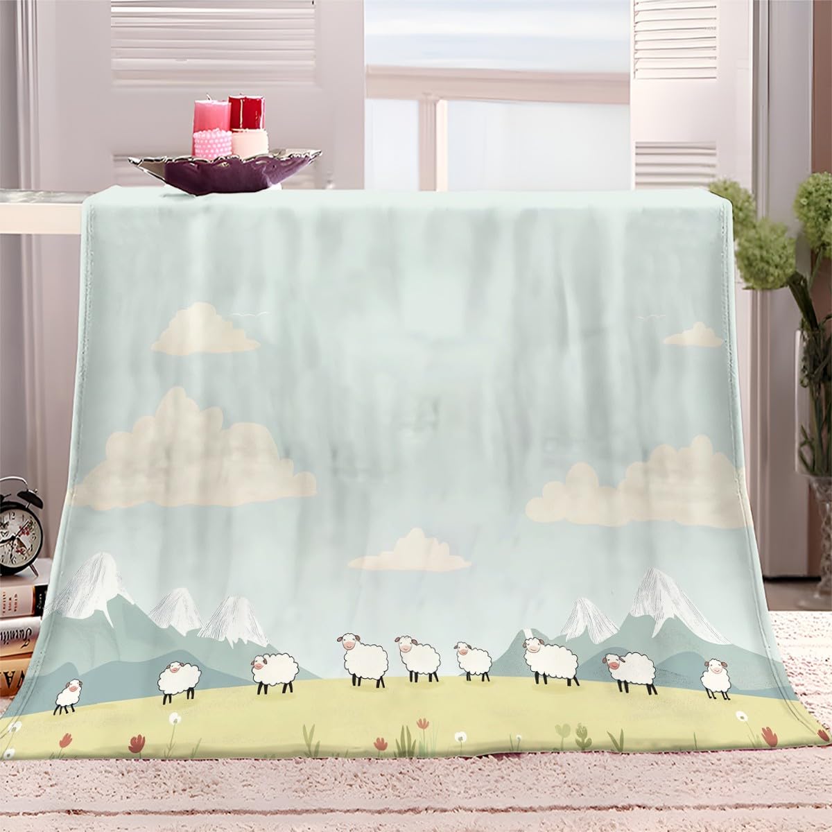Kuscheldecke 220 x 240 cm, Cartoon-Schaf-Bergmotiv, superweiches, warmes F