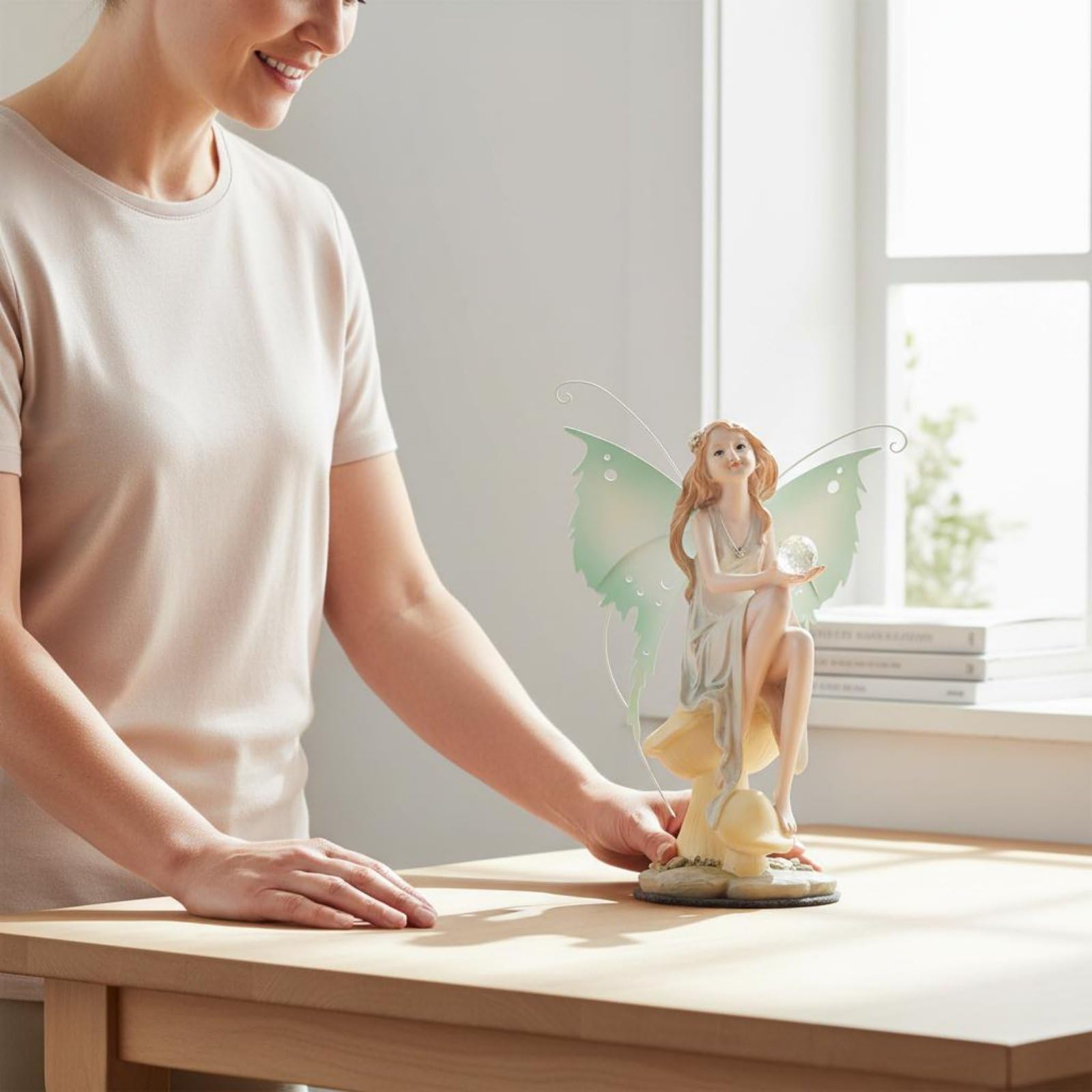 Ángel Figura Decorativa Estatua Hada Escultura de Jardín en Resina Sintética con Detalladas y Bola Cristalina Adecuado para Regalo Oficina Estudio Sala de Estar, Mirando Abajo
