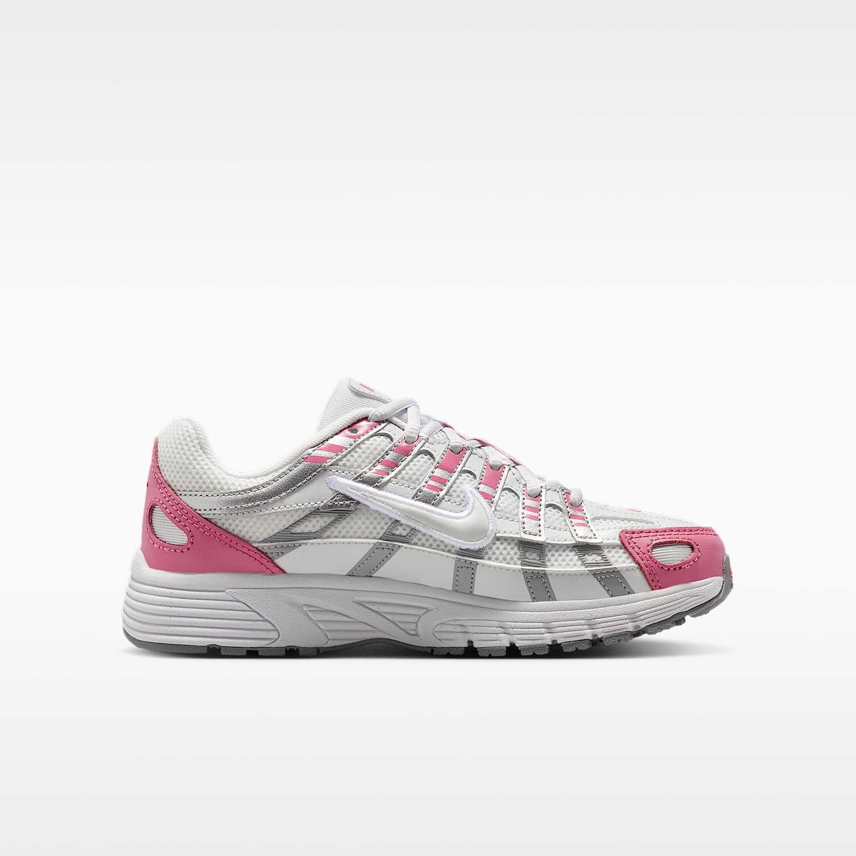 NIKE P-6000 - Zapatillas para niña, color blanco y rosa | Empeine de malla, entresuela amortiguada, collar acolchado