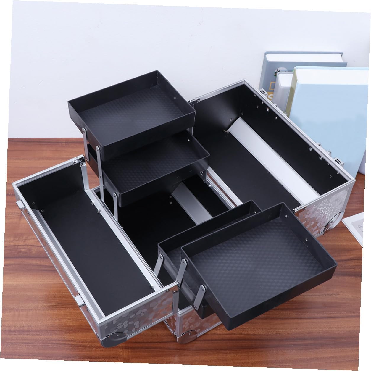 DOITOOL Travel Makeup Storage Box Aluminum Alloy Make up Organizer Professional Cosmetic Organizer Jewelry Box Large Storage Space for Women, Silver, medium