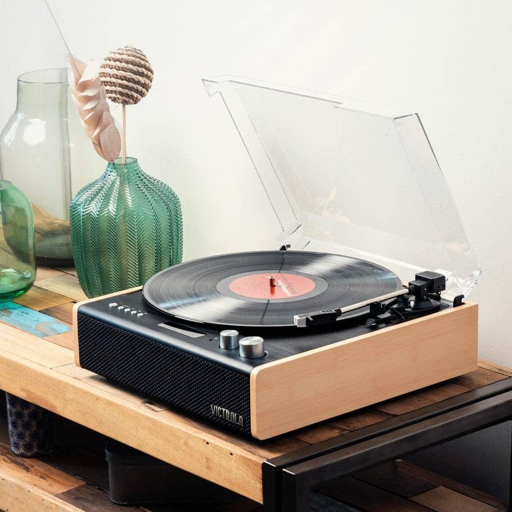 Victrola Eastwood Giradischi Bluetooth con Altoparlanti Integrati – 3 Velocità, Testina MM Premium, Streaming wireless, Copertura Antipolvere Rimovibile (Bambù)