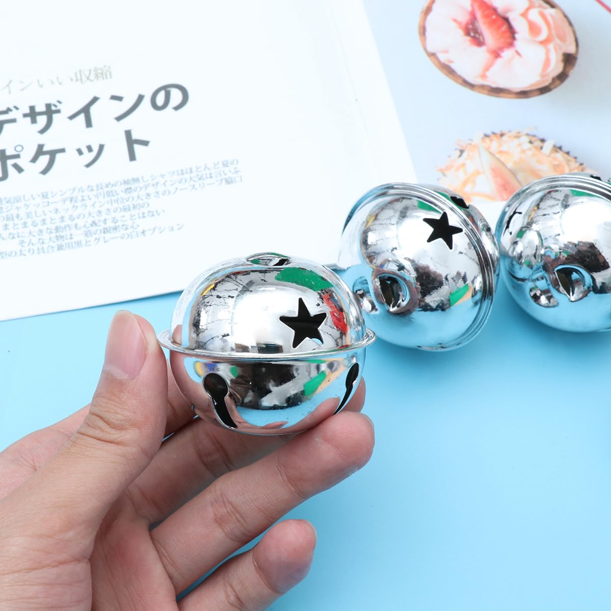 SEWACC 20 Mini Cascabeles Navideños con Cinta de 10 M, Campanillas Colgantes para Árbol de Navidad con Recortes de Estrellas para Manualidades, Fiestas Y Decoración Navideña (4 Cm, Plateado)