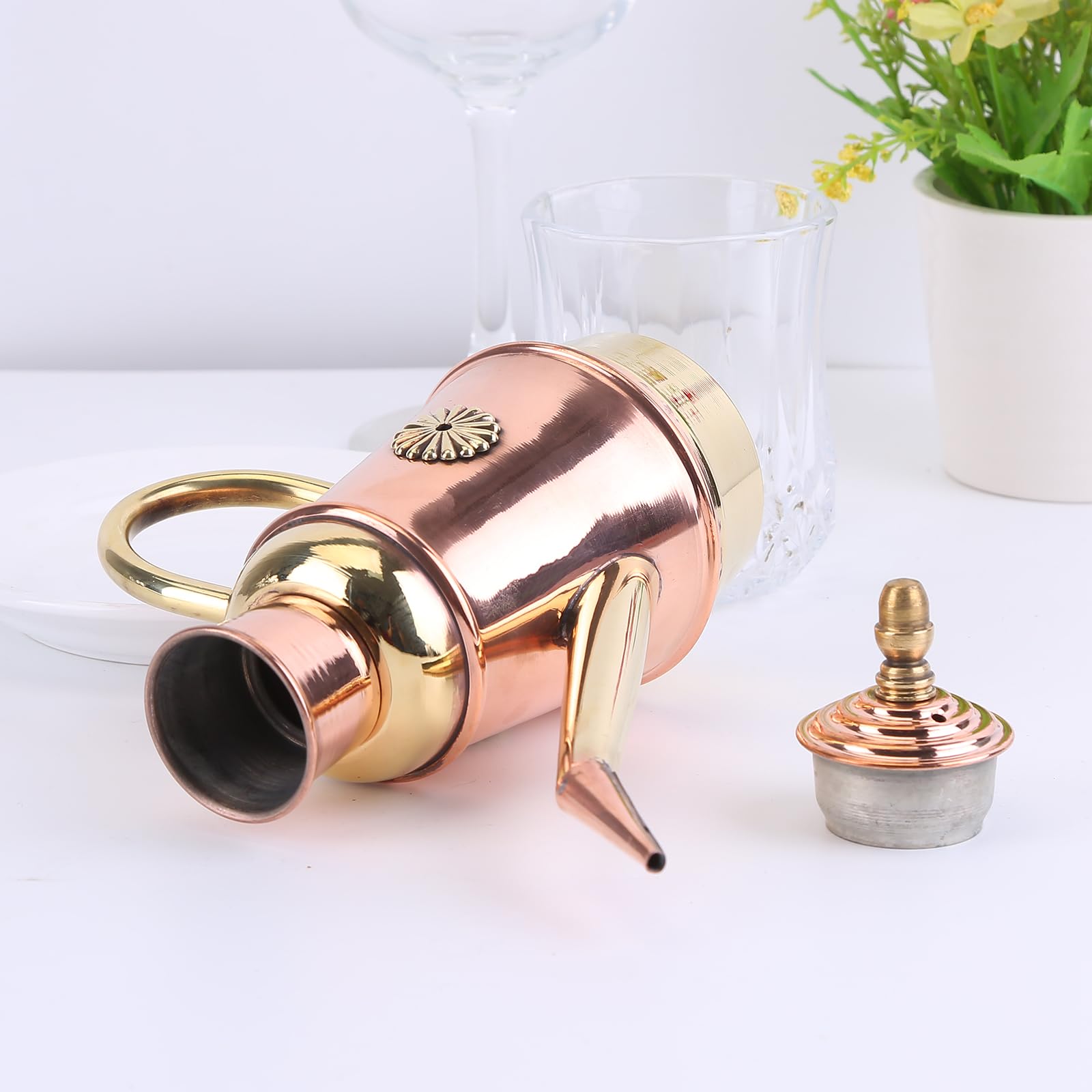 Pizza Oil Pot with Lid Thin Spout Oil Pot Portable Oil Container Olive Oil Dispenser Retro Classic European Handmade Copper Oil Pot for Kitchen Restaurant Pizza Shop