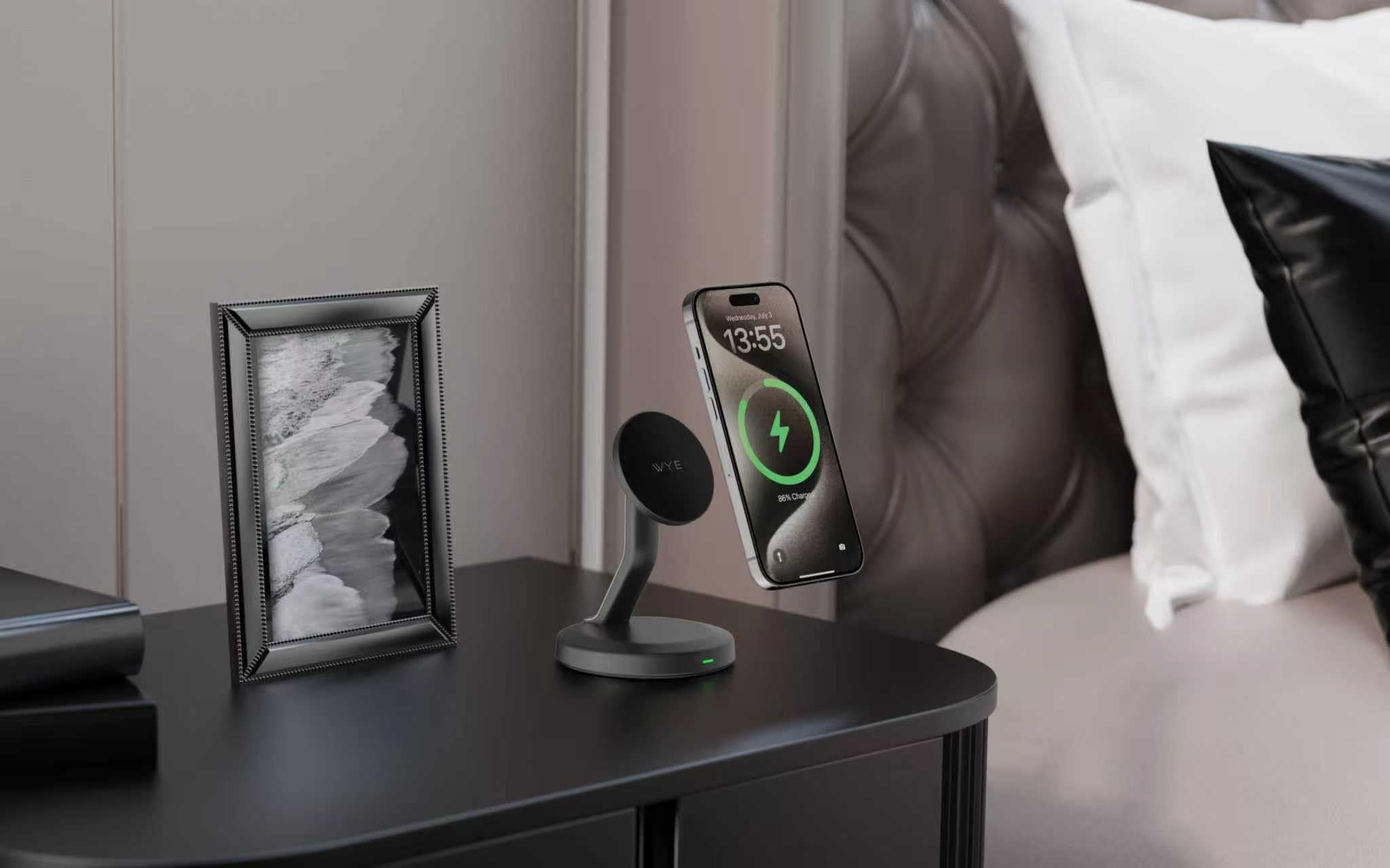 WYE Supporto magnetico per telefono da 15 W con ricarica rapida USB-C, supporto magnetico regolabile per iPhone e smartphone Qi, supporto di ricarica da scrivania e comodino nero