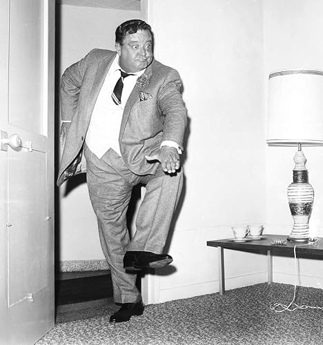 Posterazzi Póster Print Collection Jackie Gleason Demonstrating His 'and Away We Go' Exit Pose Retrato (8 x 10)
