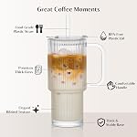 INSETLAN 26oz Gobelet en verre côtelé avec poignée & Couvercle – 2-Pack Grandes tasses de café glacé avec pailles, Tasse en verre moderne pour froid & Boissons chaudes, coupe de voyage esthétique pour smoothies, thé et jus