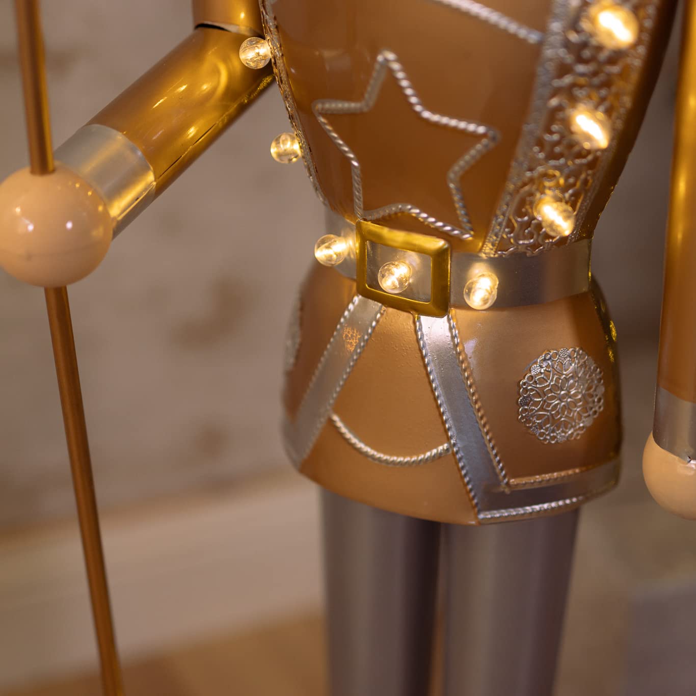 Marco Paul Riesen-Nussknacker, 119 cm, Weihnachts-Metall beleuchtet traditionelle Festliche Figur mit 23 warmweißen LEDs Innendekoration, Neuheit, Ornament batteriebetrieben, beleuchtet (Gold & Weiß)