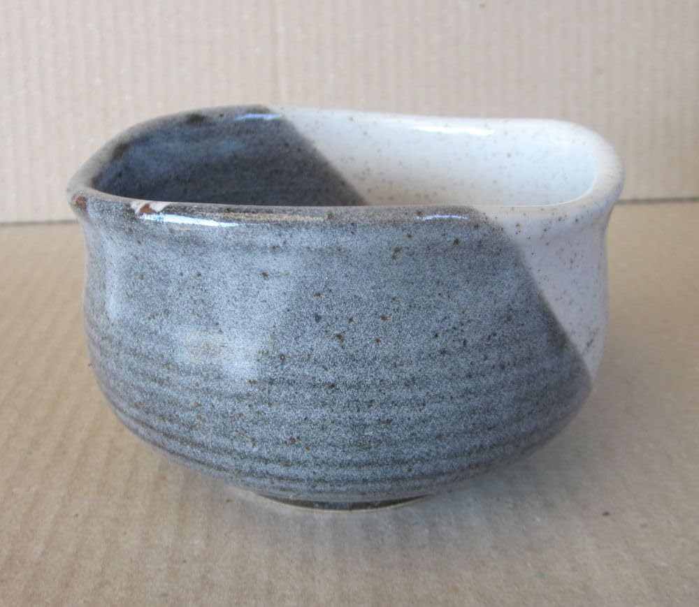 抹茶碗 美濃焼 モダン小さめ小ぶり 抹茶 野点 小茶碗 陶器と磁器の焼き物 鼠 志野 藁釉 掛け白 【アウトレットおつとめ訳あり見切り赤札】 : Home & Kitchen