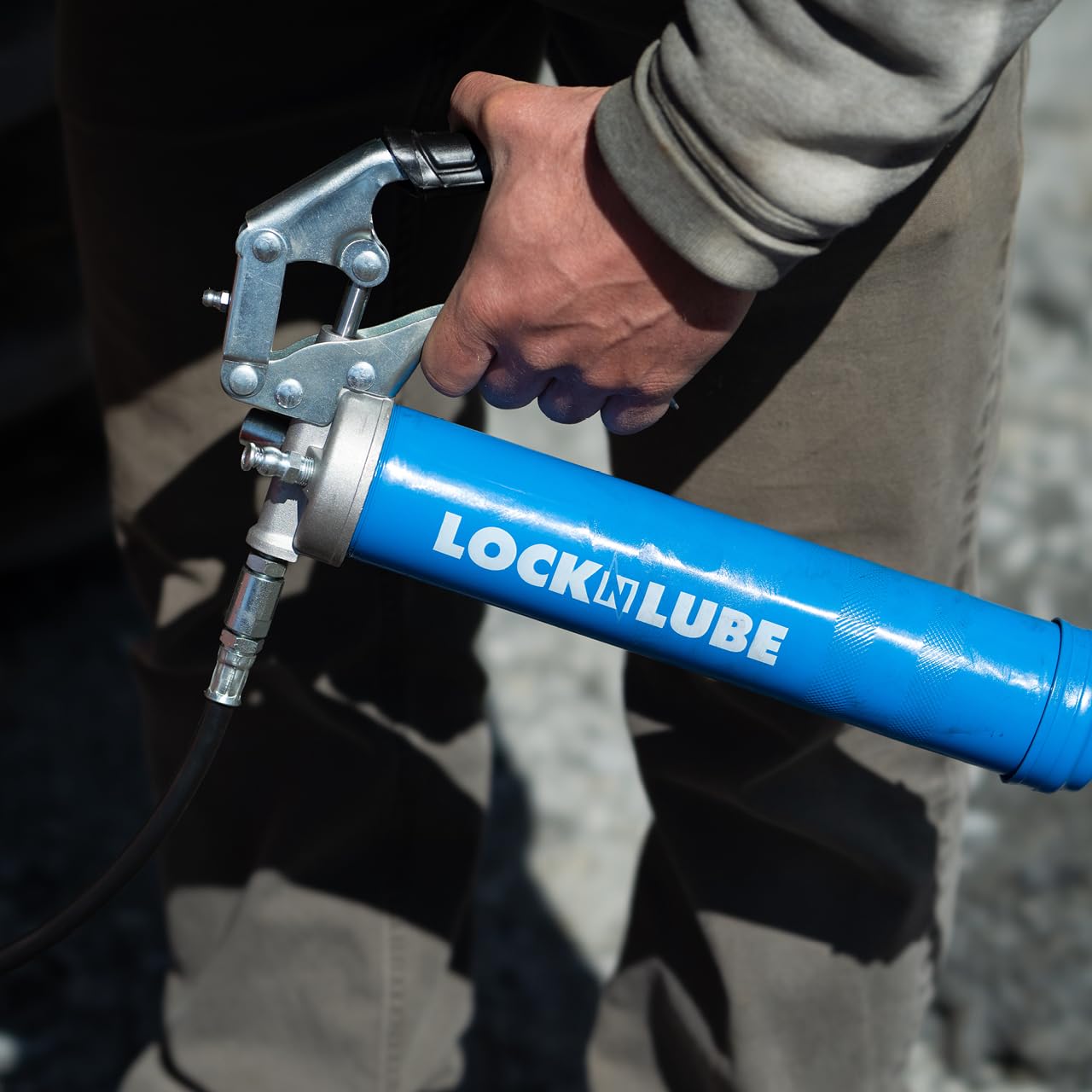 LockNLube Pistola per grasso con impugnatura a pistola resistente (blu). Include il nostro accoppiatore brevettato LockNLube® (blocca su, rimane acceso, non fuoriesce!) più un tubo flessibile di alta