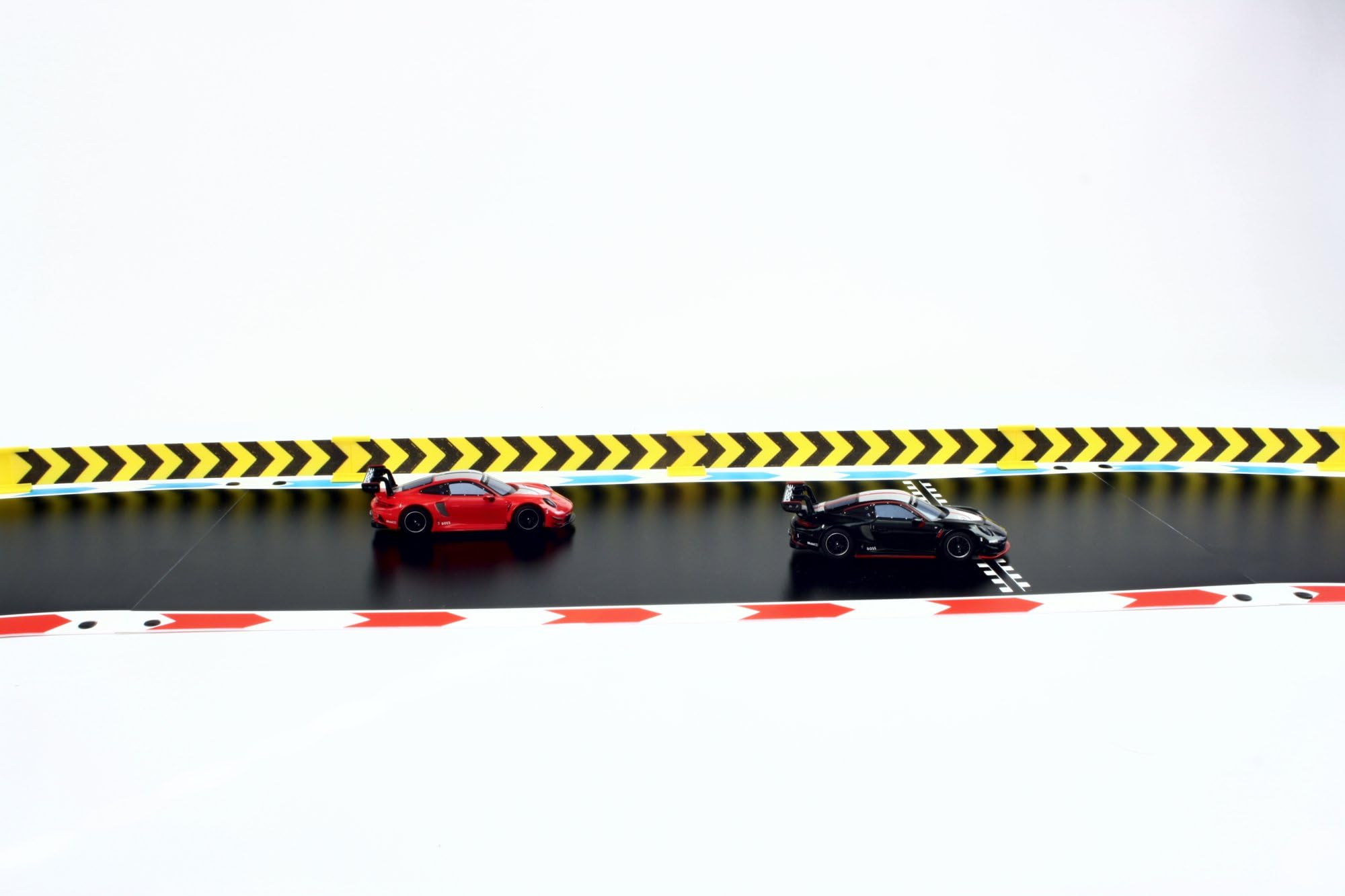 Overdrive-Racing Leitplanken mit Pfeilen für Carrera Hybrid - 1,75m / 6,30m / 12,20m - Begrenzung Kurven Gerade Bande Zaun Fangzaun, Farbe:Weiß-Rot, Länge:6.30 Meter
