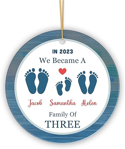Adorno de Navidad familiar personalizado 2023, adorno personalizado para la familia con nombre y año, We Became A Family of Threes, adorno de