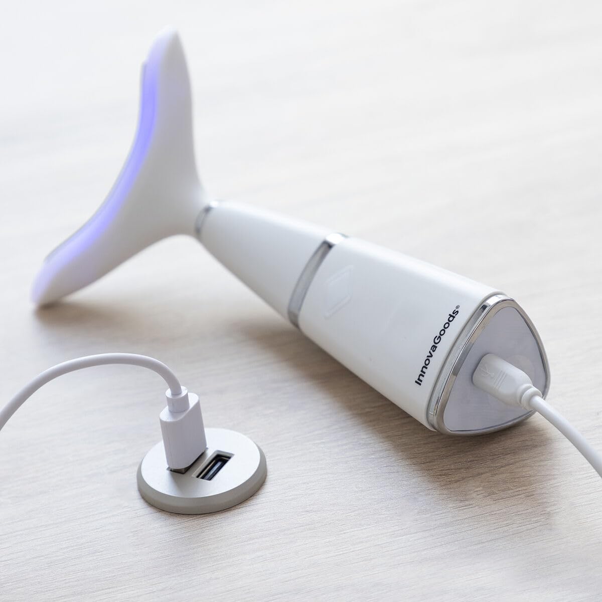 InnovaGoods® Wygładzacz podbródka z fototerapią, termoterapią i wibracjami Kinred, skutecznie i wygodnie redukuje podbródek. Bezprzewodowy, ładowalny, idealny do użytku domowego. Kolor biały.
