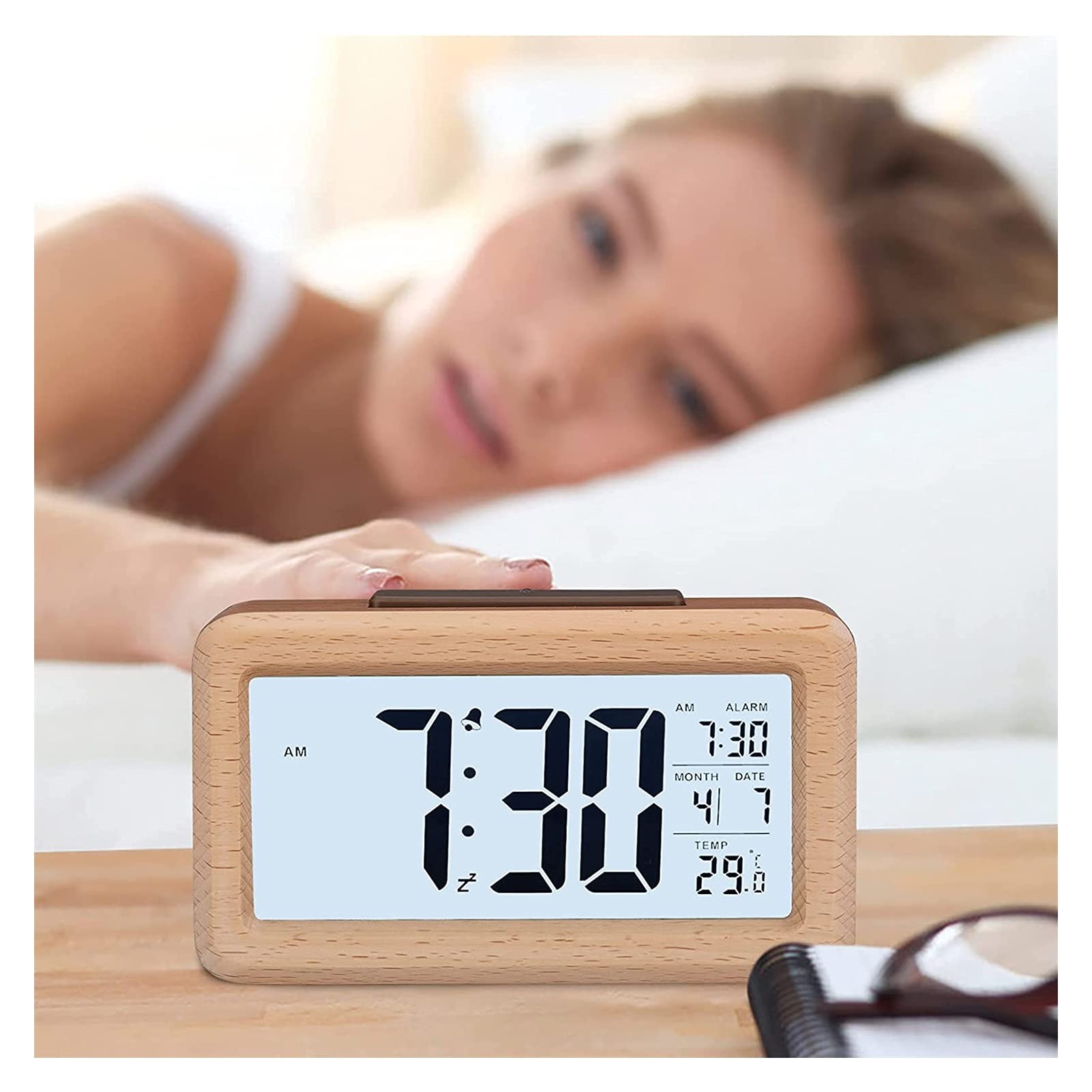 WTL Despertador Reloj de alarma digital de madera, grande DIRIGIÓ Mostrar reloj de alarma de grano de madera, sensor inteligente Luz de noche, snooze y temperatura, Operado por batería, Reloj desperta