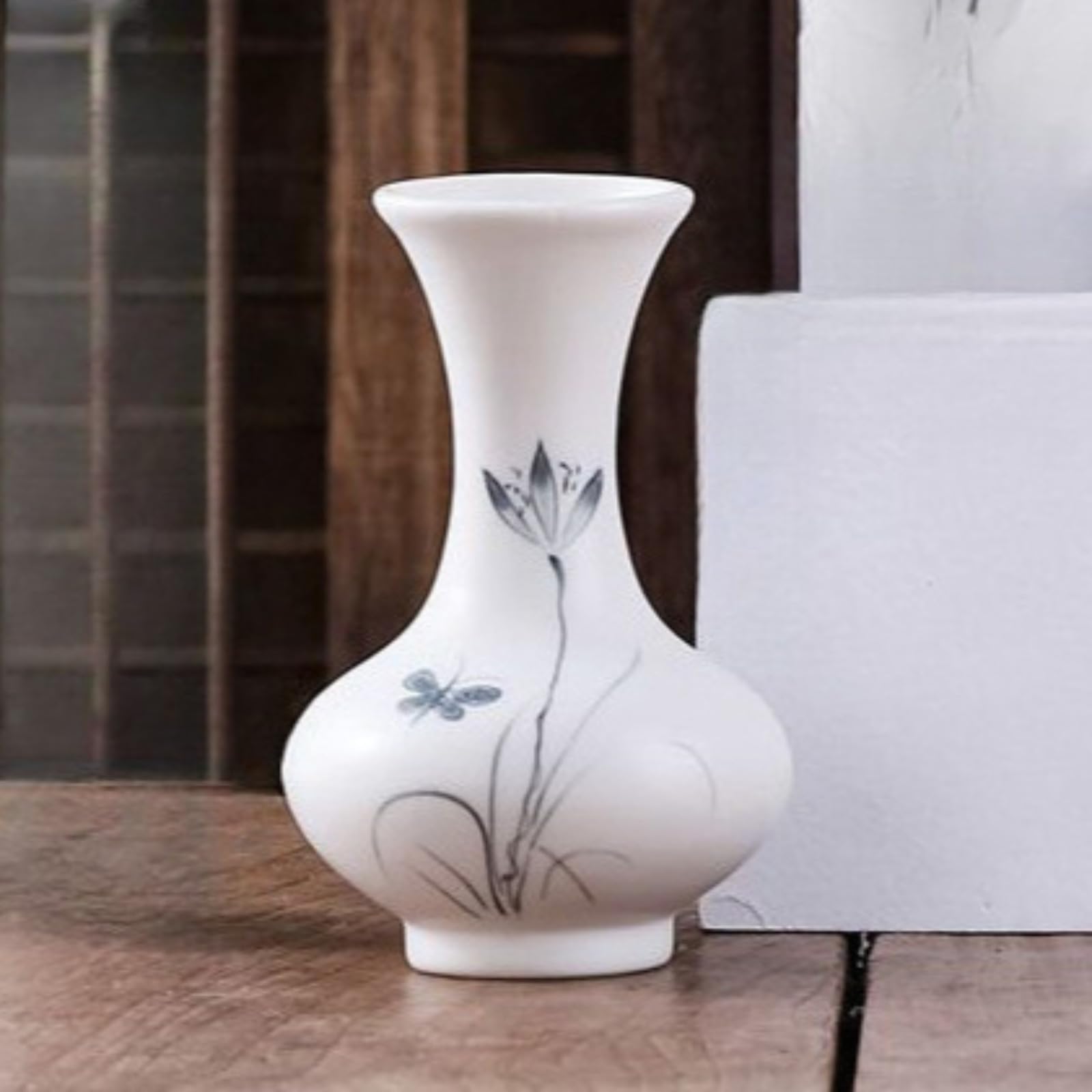Vase en céramique de style chinois pour sublimer un petit arrangement floral de salon