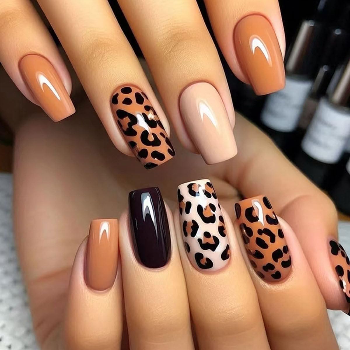 24 Pcs Leopard Print Press on Nails Medium Square Fake Nails Brown Black Acrylic Nail Kit with Solid Color Design Full Cover False Nails Glossy Glue