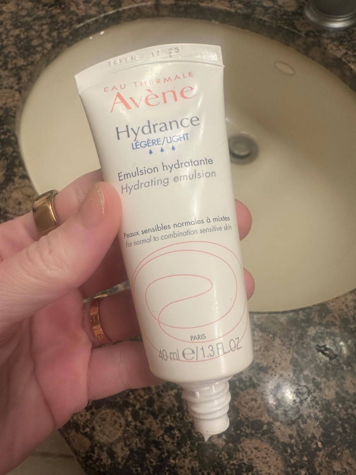 Eau Thermale Avene Avène Hydrance LIGHT Hydrating Emulsion, Daily Face Moisturizer Cream, Non-Comedogenic, 1.3 Oz