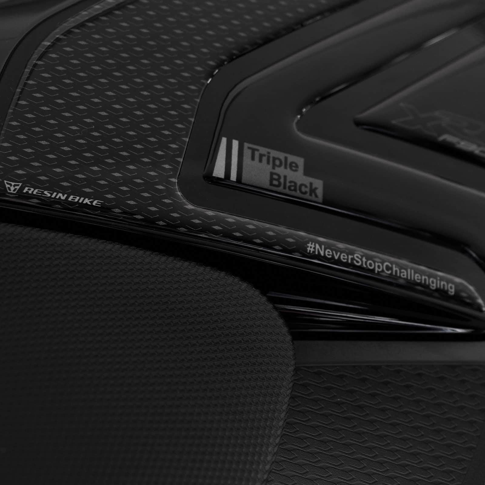 Resin Bike Naklejki Moto kompatybilne z BMW F 900 XR 2020-2026 Triple Black. Chronią Osłony boczne zbiornika przed uderzeniami i zadrapaniami. Naklejki żywiczne z efektem 3D. wyprodukowane we Włoszech