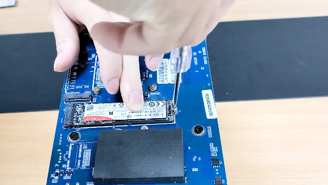 Watch TERRAMASTER F2-423 NAS server M.2 / SSD and RAM Installation