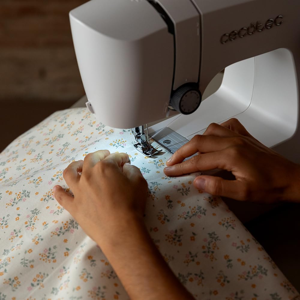 Cecotec Macchina da Cucire 15 Punti BelleCouture 1500. Asola Manuale in 4 Tempi, Regolatore di Asola, Tensione del Filo Regolabile e Kit di Accessori, Compatta e Portatile