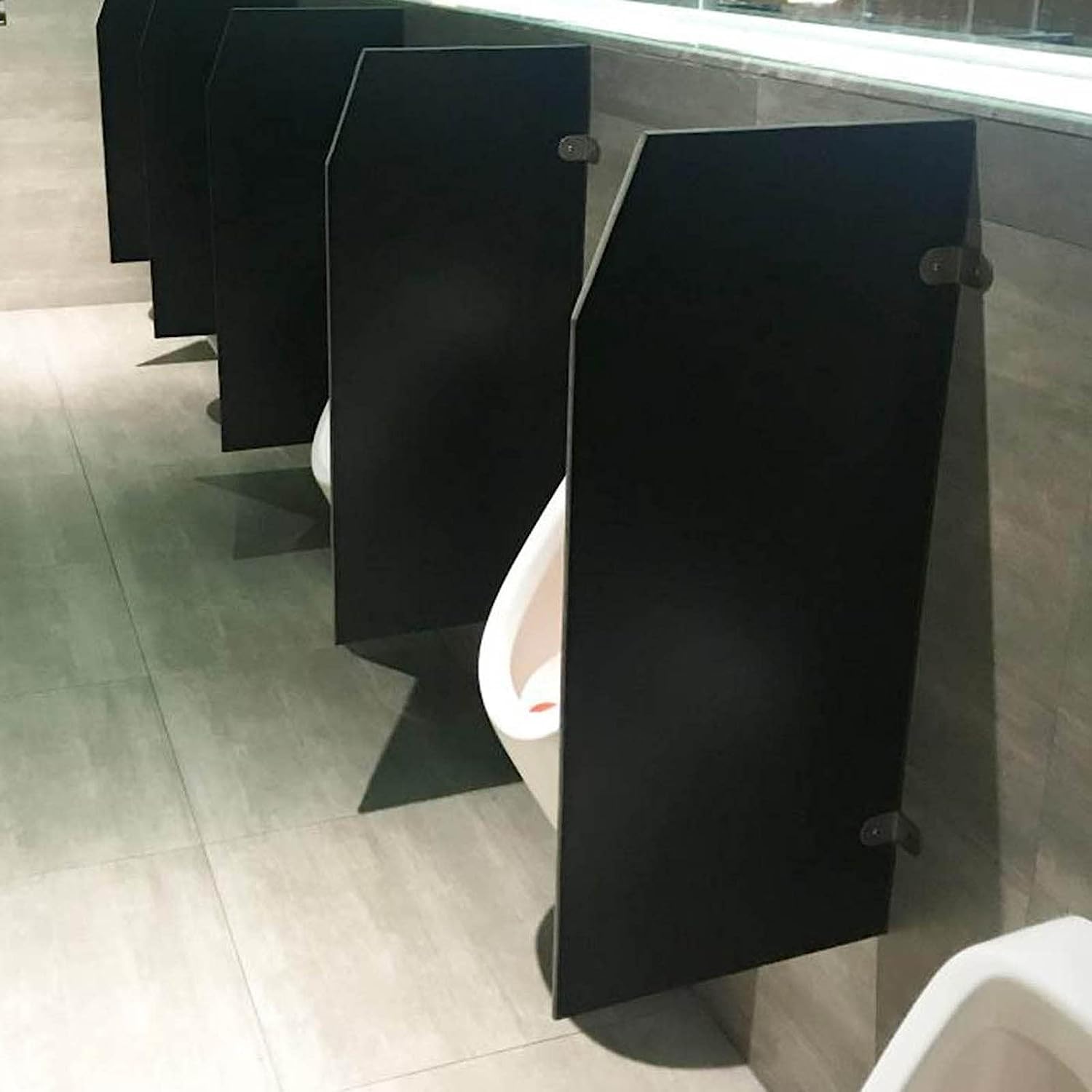 Evita incomodidades con la pantalla de privacidad para orinal de hombre en madera
