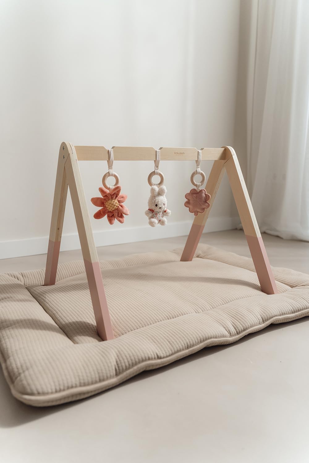 nijntje miffy x Little Dutch Baby Gym Spieltrapez Spielbogen Holz inkl. Anhänger Hase Miffy rosa - Lucky Blossom