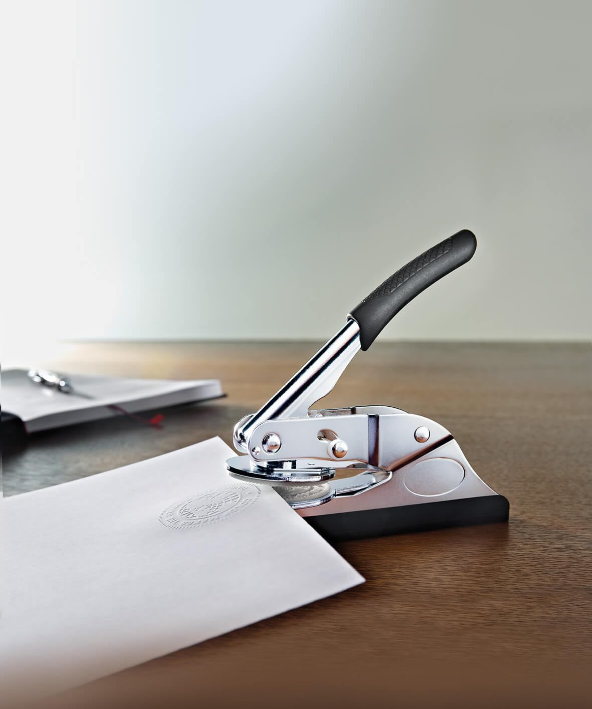 COLOP Prägezange individuell gestaltbar – personalisierter Prägestempel Wunschtext & Logo – hochwertiges Prägesiegel für Papier – Blindprägung – Büro Hochzeit Notar (8 Zeilen Rund 51 mm Durchmesser)