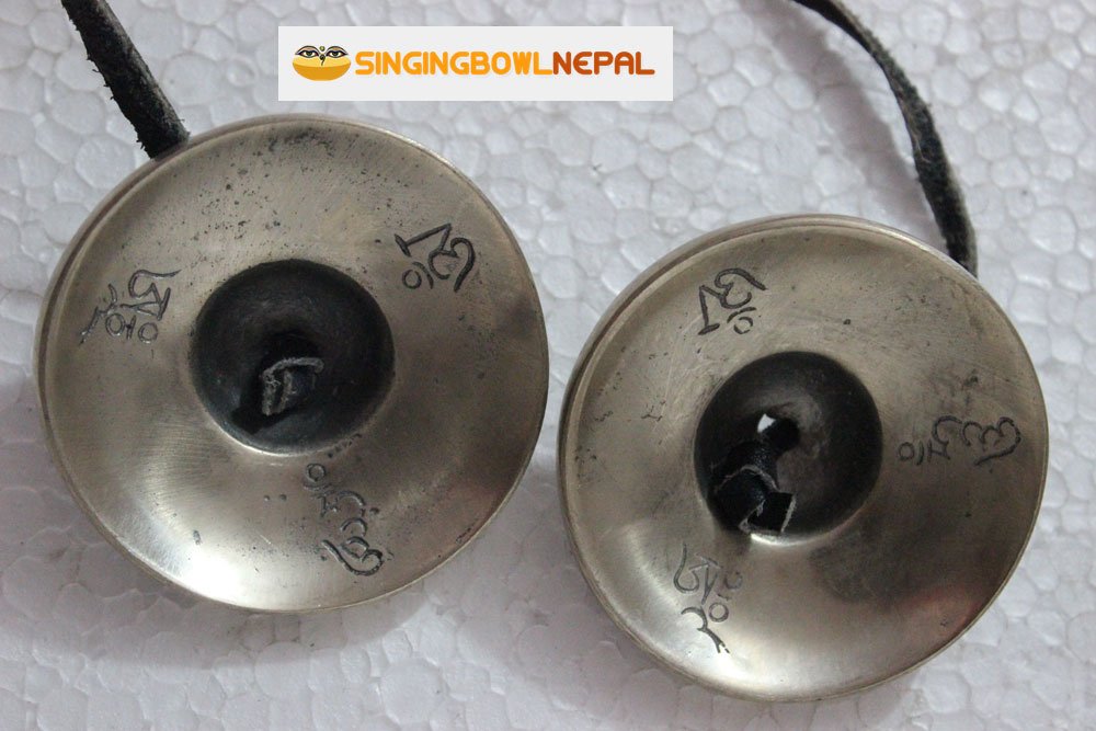 Campana de meditación tibetana Tingsha de 6,6 cm, 8 símbolos auspiciosos bellamente grabados en las superficies, afinada y fabricada a mano en Nepal