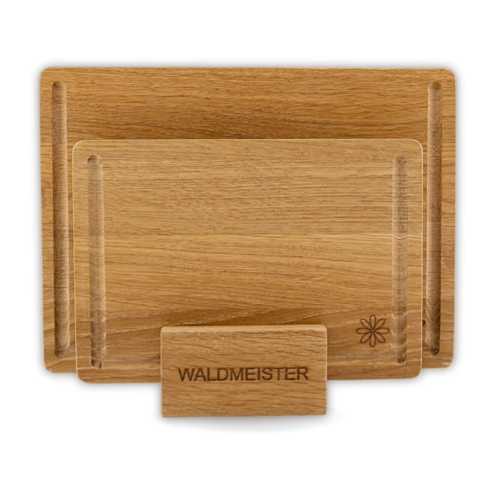 Waldmeister Schneidebrett 2er Set aus massiver Eiche (33x24/26x18cm) - Eichenbrett mit Saftrille - Holzbrettset mit passender Halterung - perfekt für deine Küche