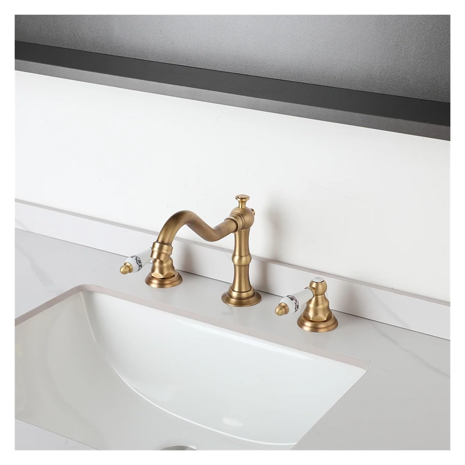 Robinet de lavabo en laiton chromé chic à double poignée pour salle de bain
