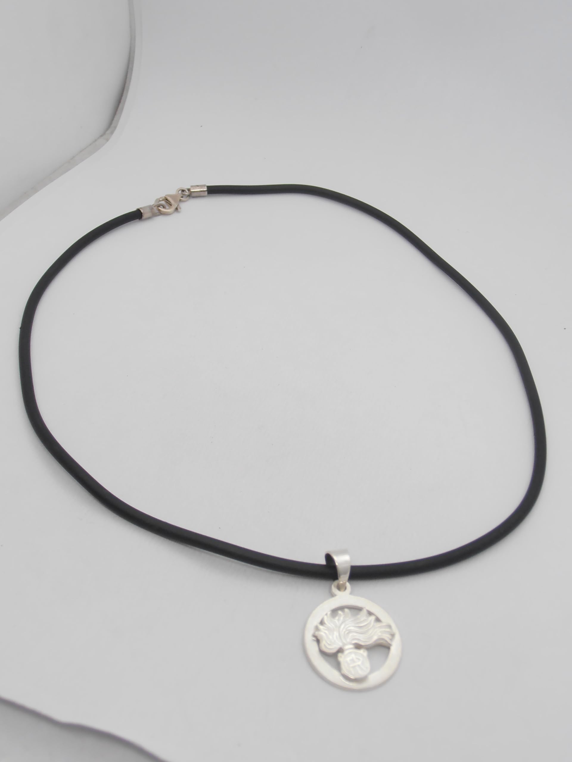 Fiamma dell'Arma dei Carabinieri : Ciondolo in Argento 925 e Collana in Caucciù con chiusura in Argento 925 - Pendente con Girocollo - ANC - Fiamma misura piccola