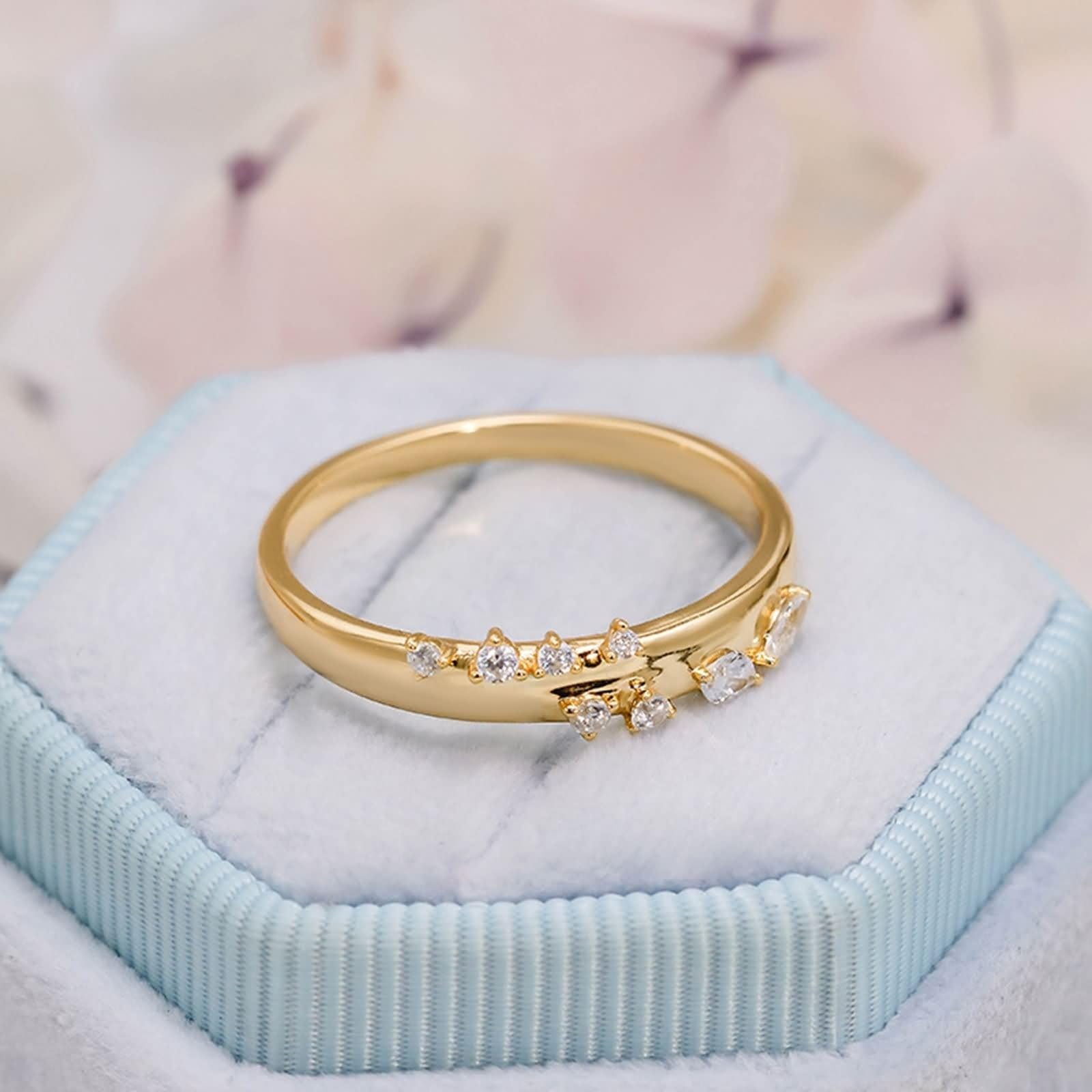 Au 375/585/750 - Alianzas de oro amarillo con moissanita marquesa