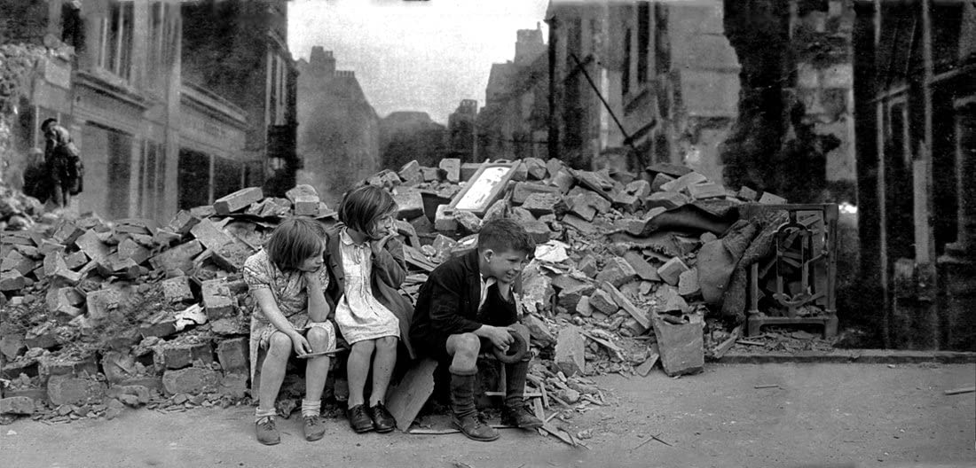 World War II - The Blitz Backdrop - 270 x 120cm - Vinyl Banner - Classroom/Home Display Banner, Roleplay, Pretend Play